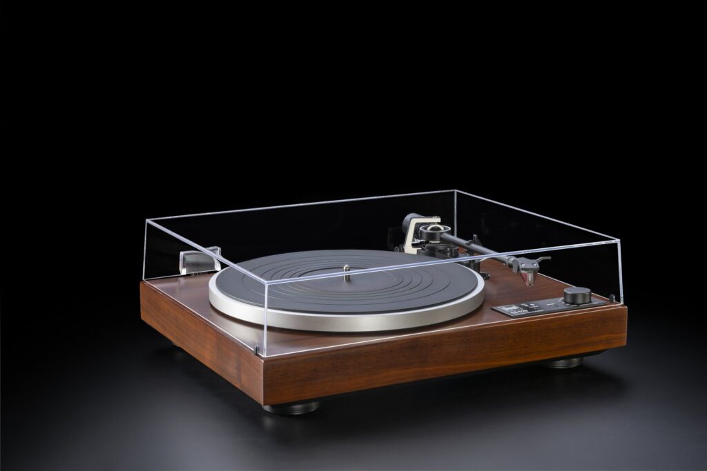 Dual Electronics Automatic Belt-Drive Turntable in Walnut - CS529W